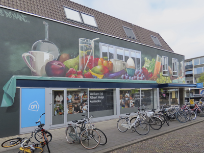 902365 Gezicht op de deels overgeschilderde grote muurschildering op de gevel van supermarktketen Albert Heijn ...